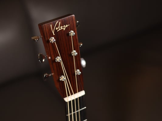 om acoustic headstock-1